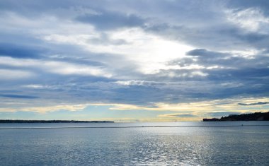 Panoramik dramatik günbatımı gökyüzü ve alacakaranlıkta tropikal deniz