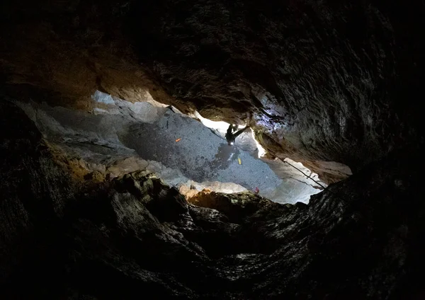 Speleolog na dně jeskyně — Stock fotografie