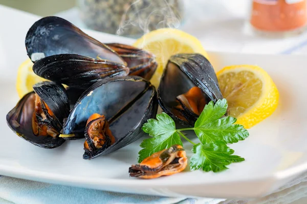 Peppered mussels with lemon — Stock Photo, Image