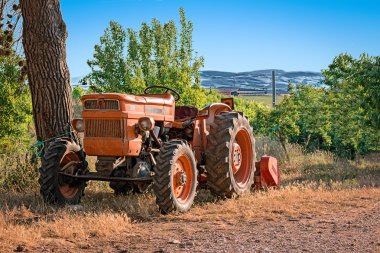 gruptaki kırmızı traktör