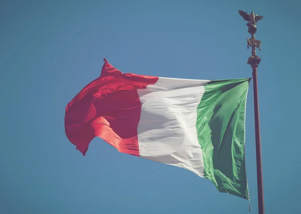Bandera italiana en el cielo —  Fotos de Stock