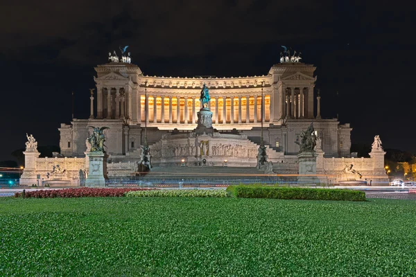 Altar de la Patria en Roma por la noche —  Fotos de Stock