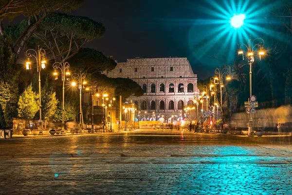 Colosseum in nacht — Stockfoto