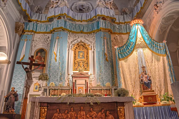 Altar der Jungfrau Maria in der Kirche — Stockfoto