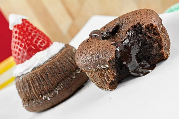 Pastel de chocolate con fresa en forma de sombrero de Navidad —  Fotos de Stock