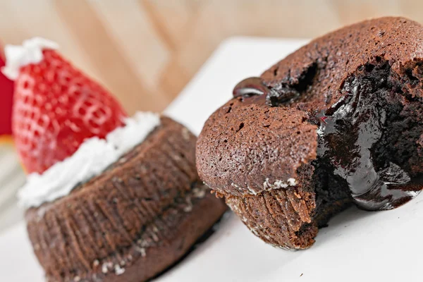 Pastel de chocolate con fresa en forma de sombrero de Navidad —  Fotos de Stock