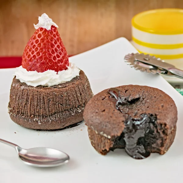 Pastel de chocolate con fresa en forma de sombrero de Navidad —  Fotos de Stock