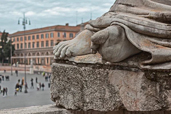 Detail van de voeten van een standbeeld in rome — Stockfoto