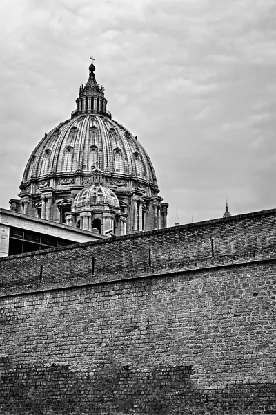 Vista da cúpula de São Pedro em preto e branco — Fotografia de Stock