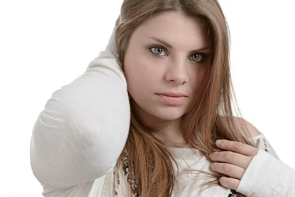 Chica posando con la mano en el pelo — Foto de Stock