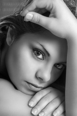 Çapraz kollar ve yoğun göz ile poz kız