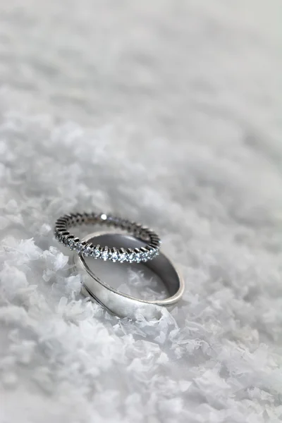 Engagement rings in the snow — Stock Photo, Image