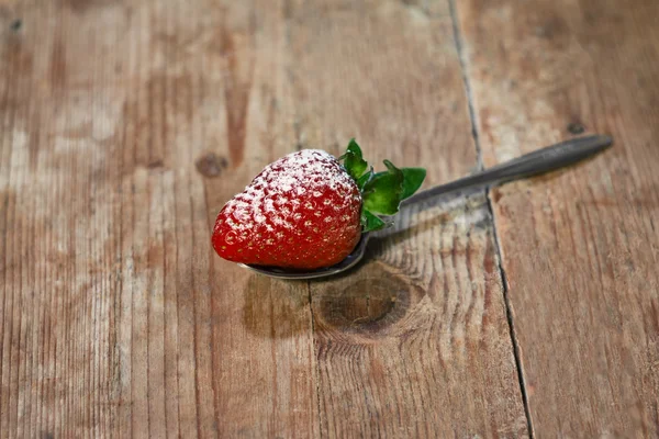 Morango em um colher de chá — Fotografia de Stock