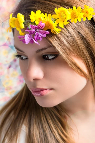 Gadis dengan bunga di kepala — Stok Foto