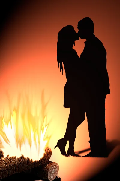 Mencium siluet di depan api — Stok Foto
