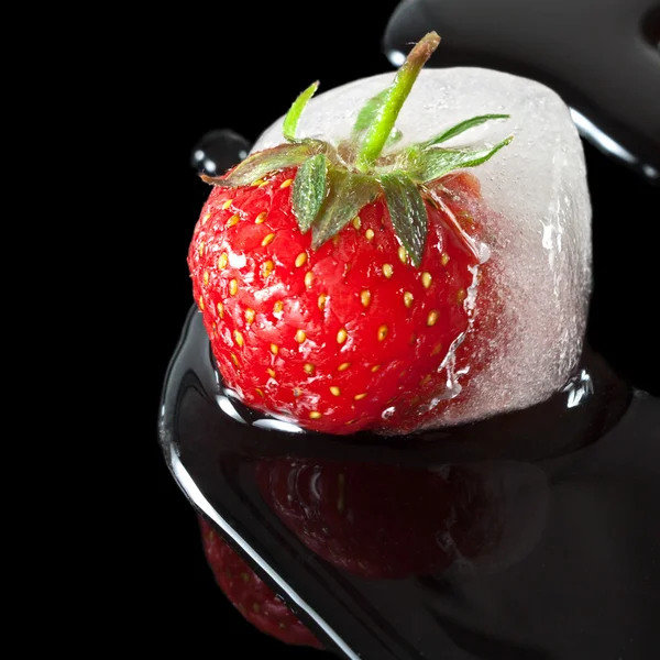 Fresa en cubo de hielo —  Fotos de Stock