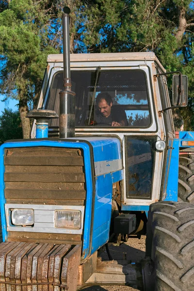 Muž jízdy Polní traktor — Stock fotografie