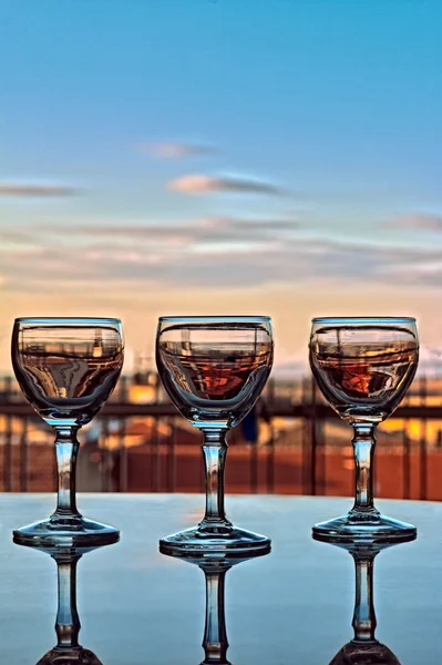 Três copos ao pôr-do-sol — Fotografia de Stock