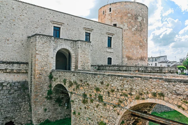 Jembatan ke istana aragonese — Stok Foto