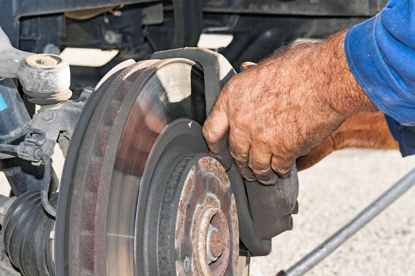 Homem reparando um carro — Fotografia de Stock