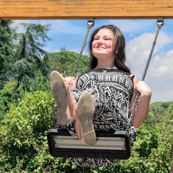 salıncakta uçan kız