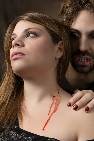 Vampier bites vrouw — Stockfoto