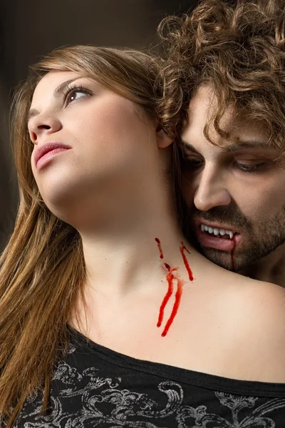 Meisje gebeten door een vampier — Stockfoto