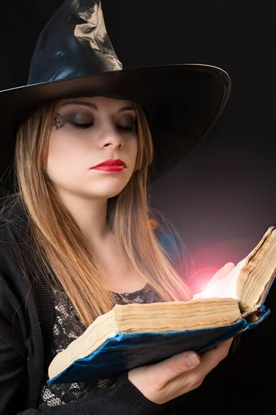 Witch dengan buku mantra — Stok Foto