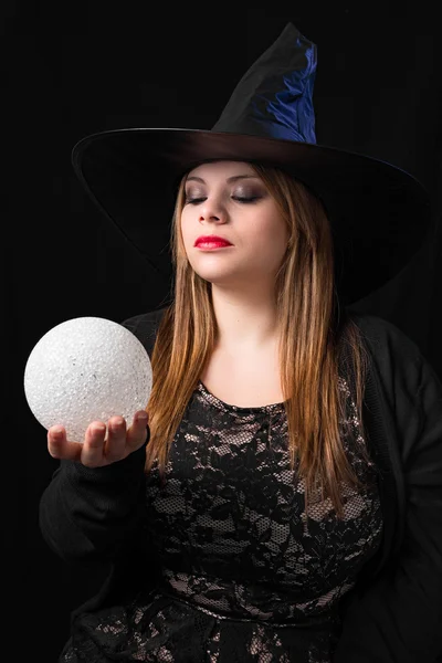 Häxa med magic ball — Stockfoto