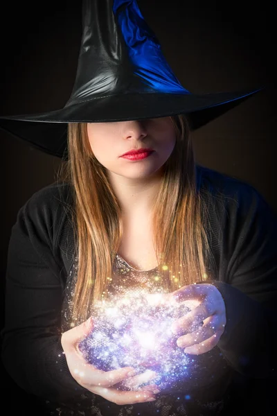 Penyihir pirang melakukan sihir — Stok Foto