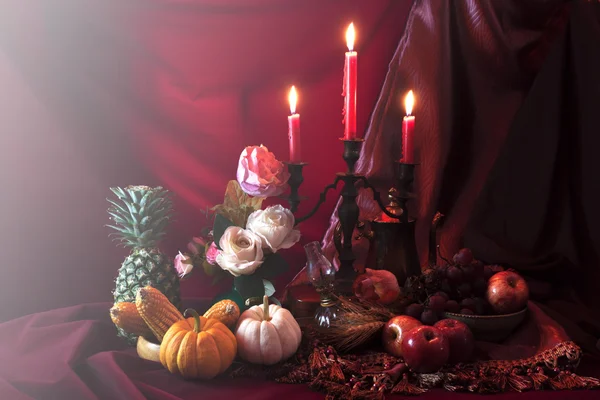 Natürmort üzüm, elma ananas ile birlikte mum kabak