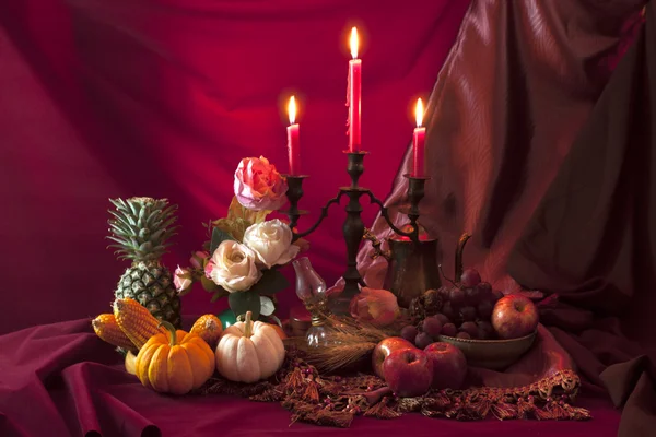 Natürmort üzüm, elma ananas ile birlikte mum kabak