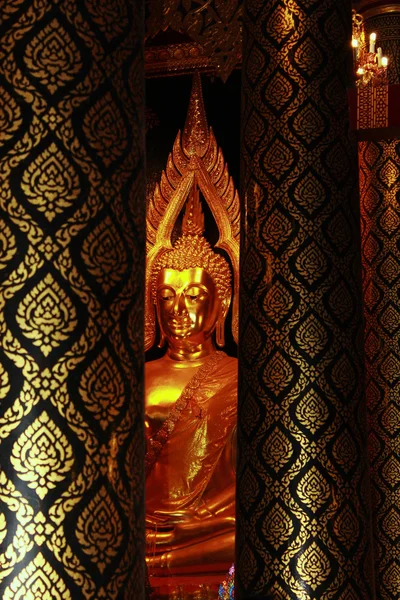 Крупним планом статуя Будди в храмі — стокове фото