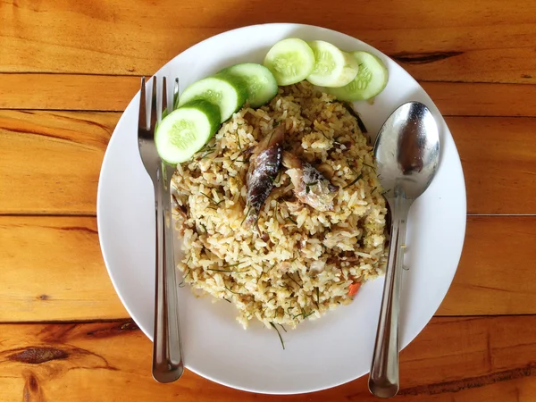 Yangın pirinç balık en iyi görünüm, sabah yangın pirinç karışık yukarıya kapatmak