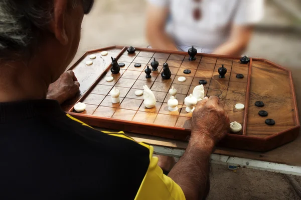 2 Tay satranç masadaki adam