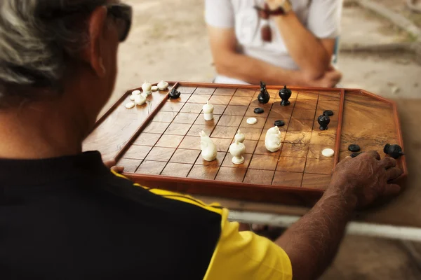 2 Tay satranç masadaki adam