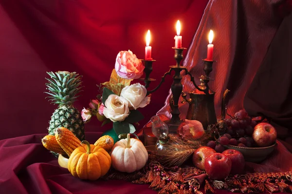 Натюрморт с виноградом, яблочным ананасом и тыквой со свечой Стоковое Изображение