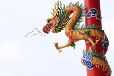 Çin tapınağındaki ejderha heykeli