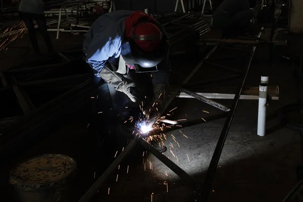 İnşaat alanında erkekte Kaynakçı