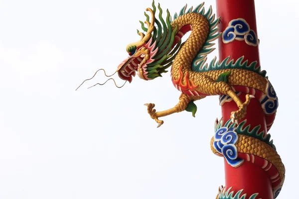 Çin tapınağındaki ejderha heykeli