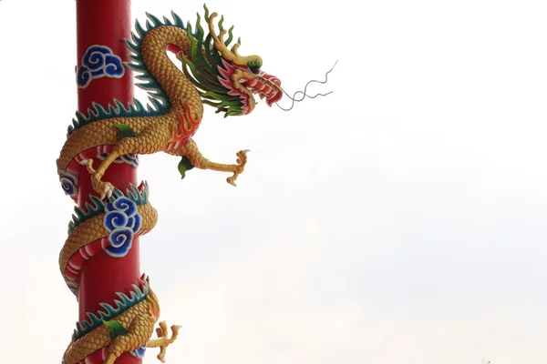 Estatua de dragón en templo chino — Foto de Stock