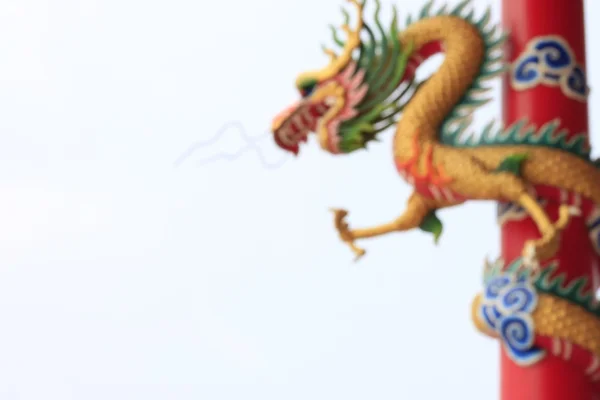 Çin tapınağındaki ejderha heykeli