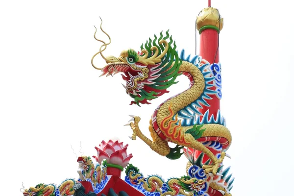 Draak standbeeld in Chinese tempel — Stockfoto