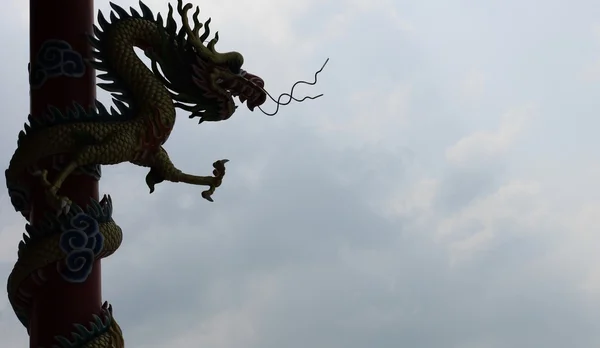 Draak standbeeld in Chinese tempel — Stockfoto