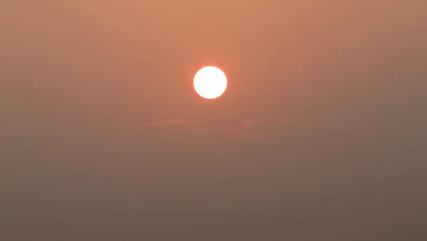 Nascer do sol no inverno em pequeno nublado — Fotografia de Stock