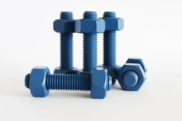 Mix cıvata ve somun mavi ve kırmızı Ptfe kaplamalı ve boyalı kırmızı beyaz arka plan üzerinde izole