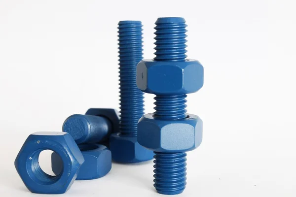 Mix cıvata ve somun mavi ve kırmızı Ptfe kaplamalı ve boyalı kırmızı beyaz arka plan üzerinde izole