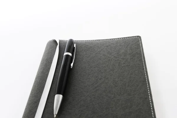 Günlüğü kitap ve kalem üzerinde arka izole etmek