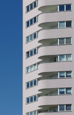 Berlin Kreuzberg 'deki Landwehrkanal' da balkonları olan yüksek binalar ve arka planda mavi gökyüzü.