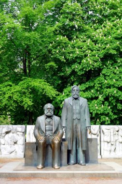 Marx ve Engels anıtı Ludwig Engelhardt, Berlin, Alexanderplatz yakınlarında.